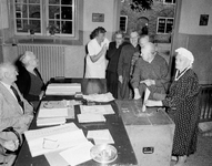 808322 Afbeelding van het stembureau voor de gemeenteraadsverkiezingen in het Gemeentelijk Tehuis voor Ouden van Dagen ...